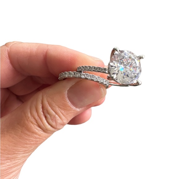 Sterling Silver Zircon Solitaire Wedding Ring Set (2 Rings) - Picture 5 of 15